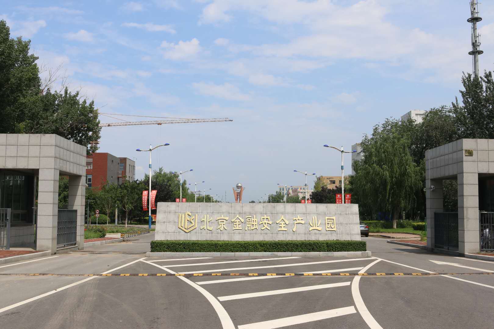  北京金融安全产业园有企业独栋办公楼，可出租出售，每栋楼面积2000-3000平方米，通水通电，交通便利，有政府政策优惠